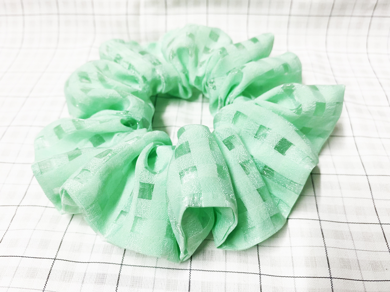 Cột tóc scrunchies màu xanh lá caro lưới size trung