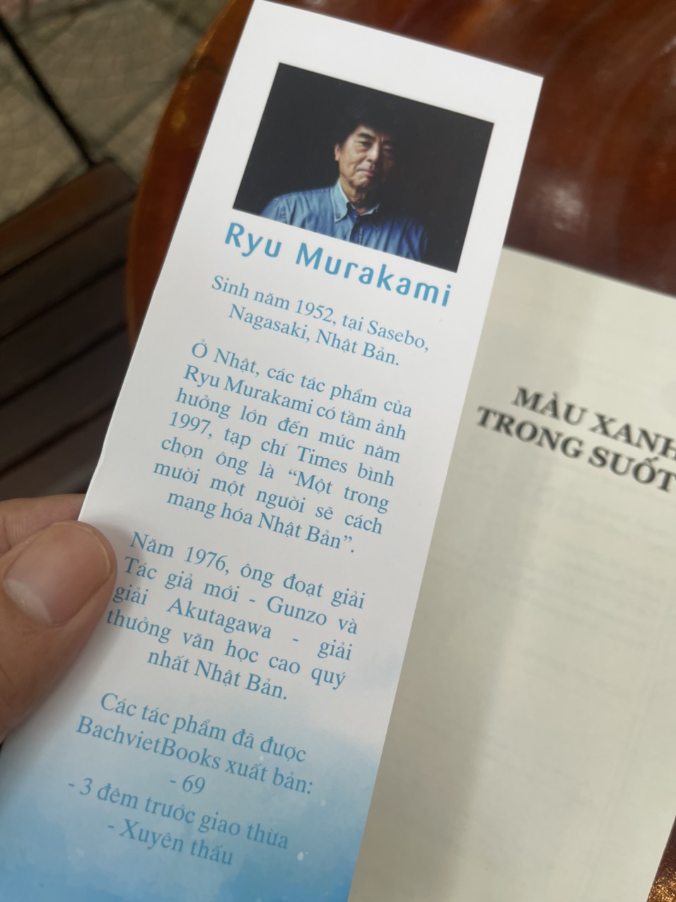 Hình ảnh MÀU XANH TRONG SUỐT – Ryu Murakami – Bách Việt Books