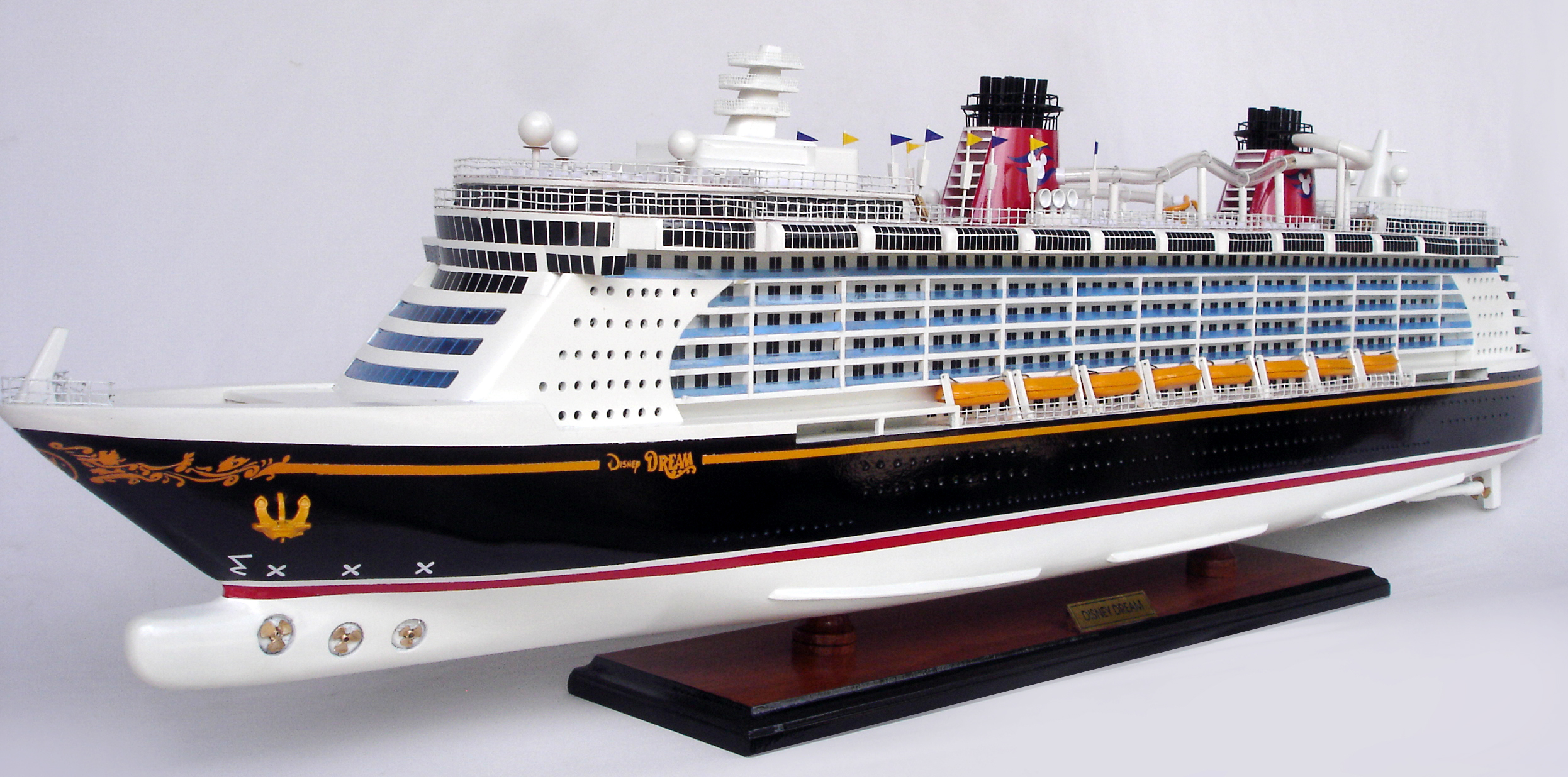 Mô hình thuyền du lịch DISNEY DREAM - 81cm