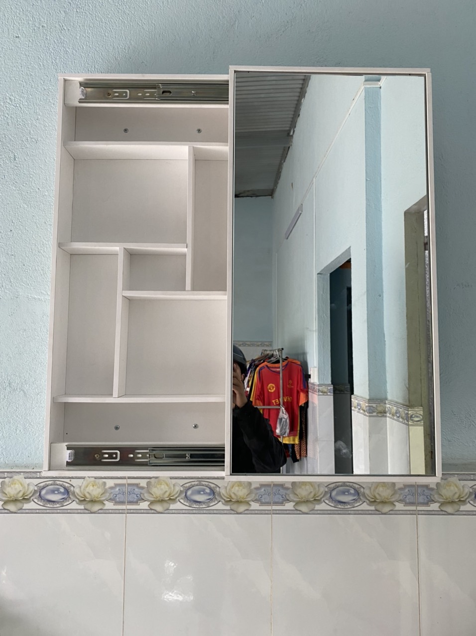 Kệ Treo Tường Kèm Gương Thông Minh Gỗ Chất Liệu Gỗ MDF Cao Cấp - chống ẩm