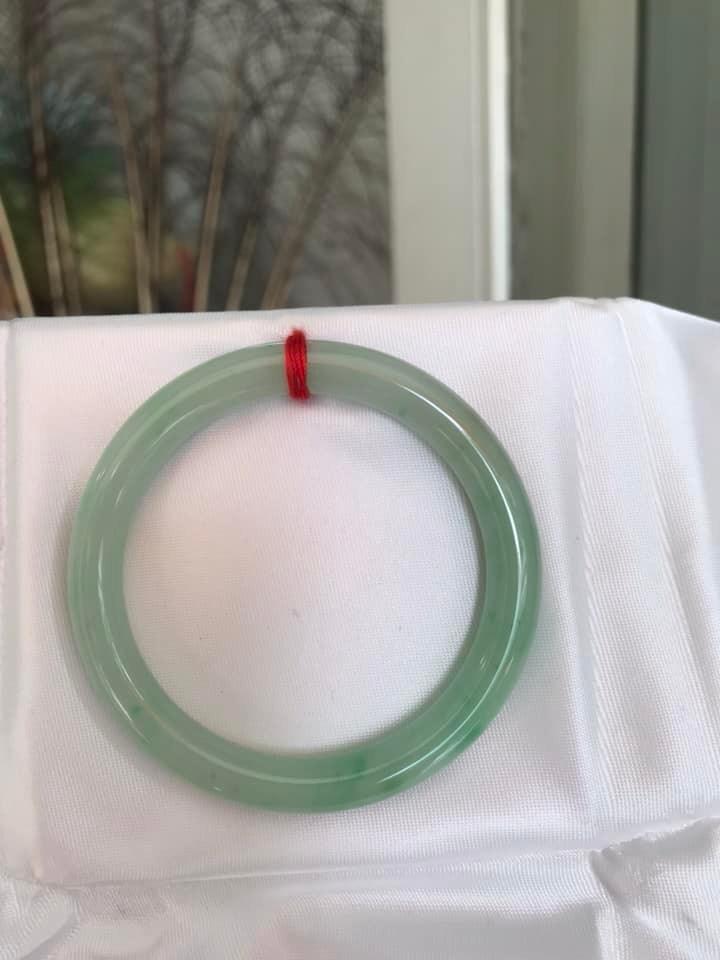 Vòng Tay Nữ Đá Cẩm Thạch Tự Nhiên TR LÝ A Sao 47 Size vòng 47mm x dầy 7mm màu Xanh Ngọc Nhẹ nhàng Bóng đều đẹp Nữ Tay nhỏ mệnh Mộc Hỏa Thủy cân nặng 35kg - 47kg đeo bóng đẹp ạ