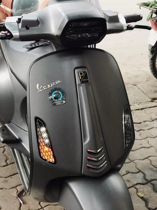 Logo dành cho xe Piaggio - Chữ P trắng nền đen - 8829z.