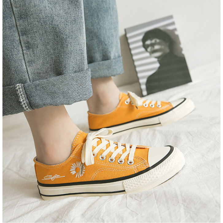 Giày thể thao nữ CV classic cổ thấp thêu hoa cúc nhí