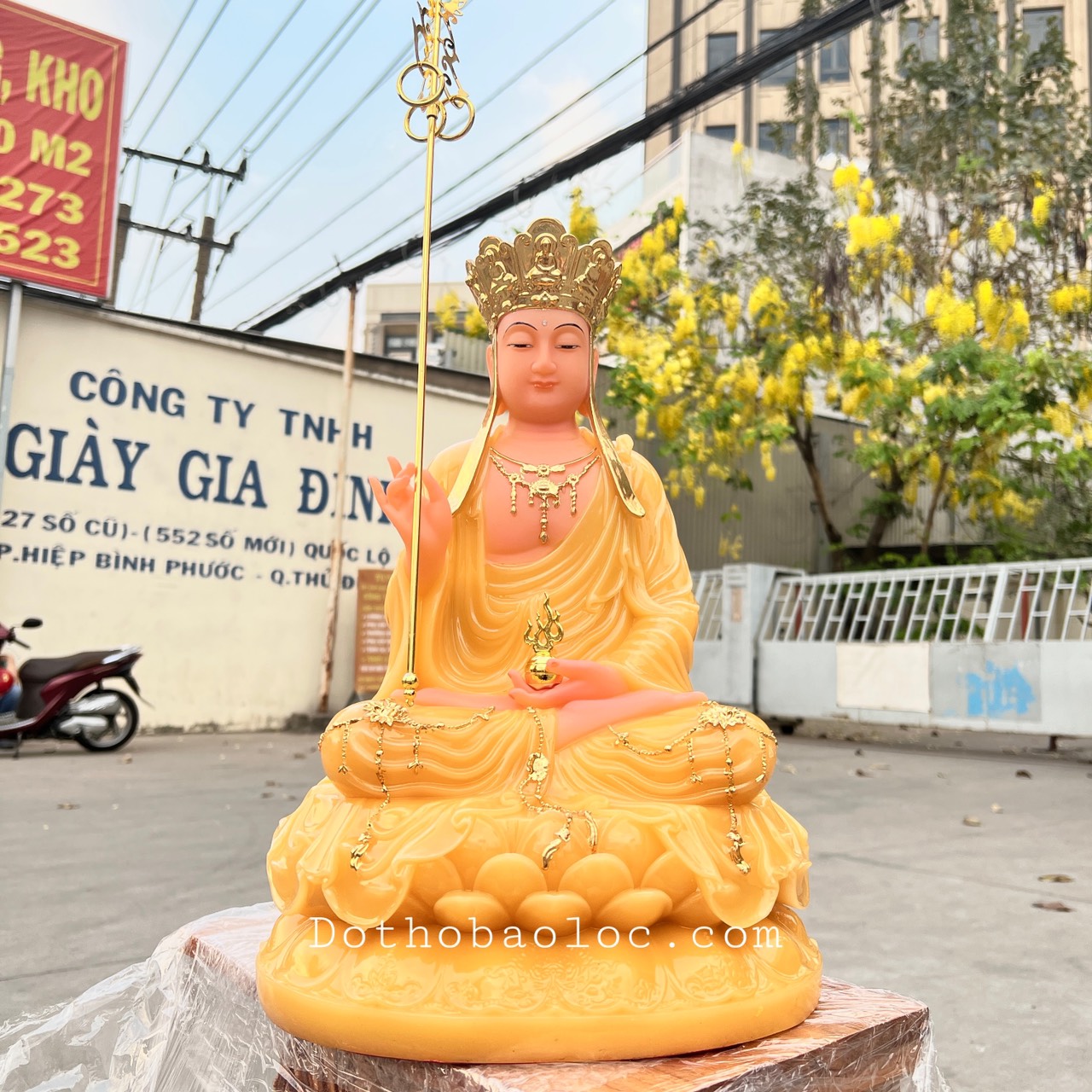 Tượng Địa Tạng Vương Bồ Tát ngồi trên đài sen bằng đá nhập khẩu cao cấp cao 40cm– màu vàng thạch anh