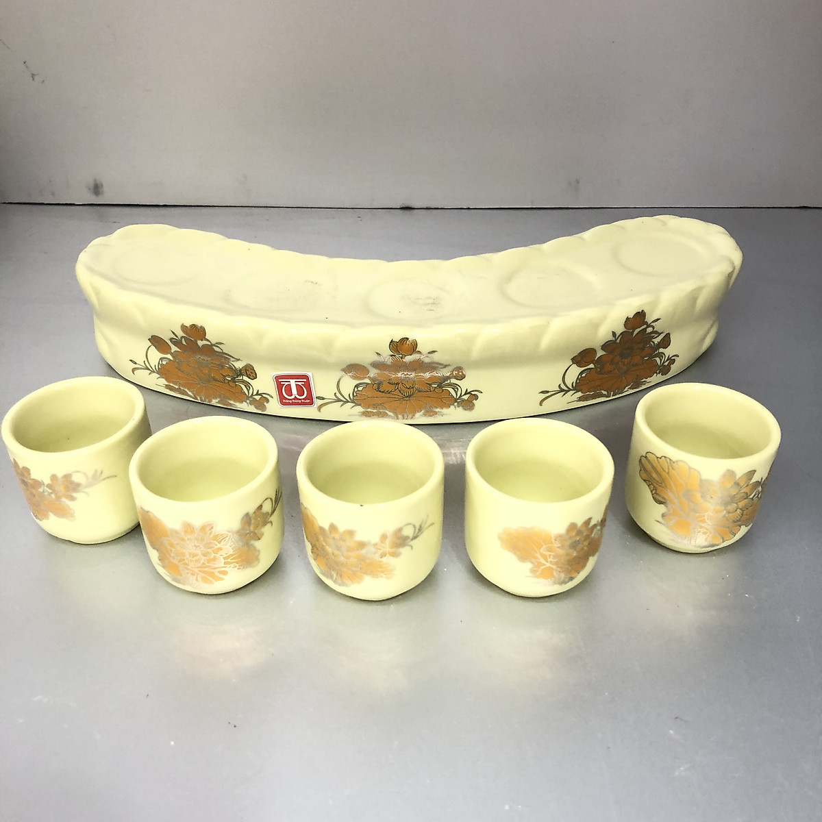 Bộ cúng nước 5 ly bằng sứ hoạ tiết hoa sen vàng -TL311