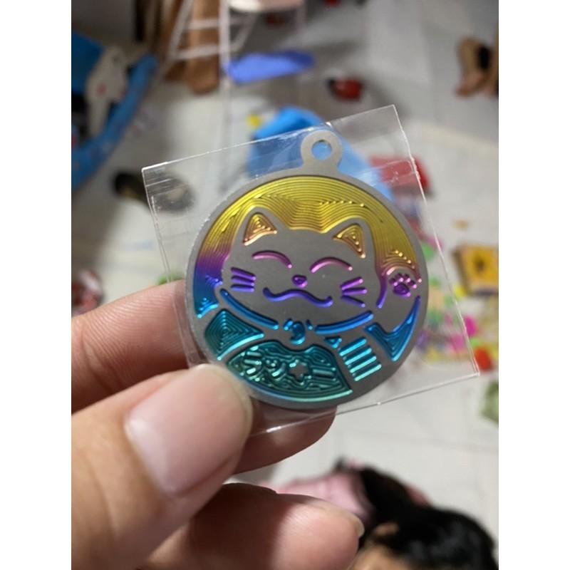 Logo móc khoá mèo may mắn titan điện phân màu siêu đẹp