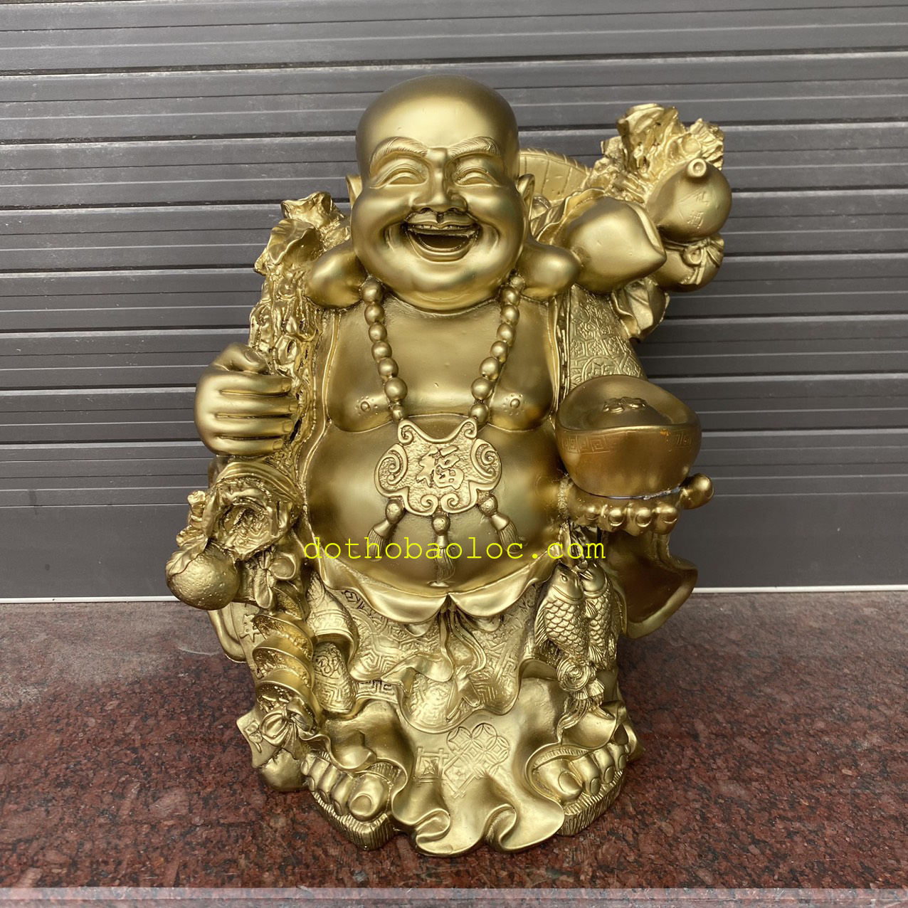 Tượng Di Lặc bột đá màu vàng đồng tay cầm quạt và thỏi vàng cao 39cm