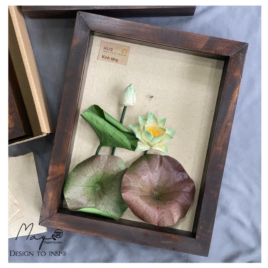 Tranh Hoa Giấy Handmade Trang Trí - Hoa Sen Trắng Kết Hợp Giấy Dó MAYPAPERFLOWER Khung Tranh Gỗ Size 20x25cm