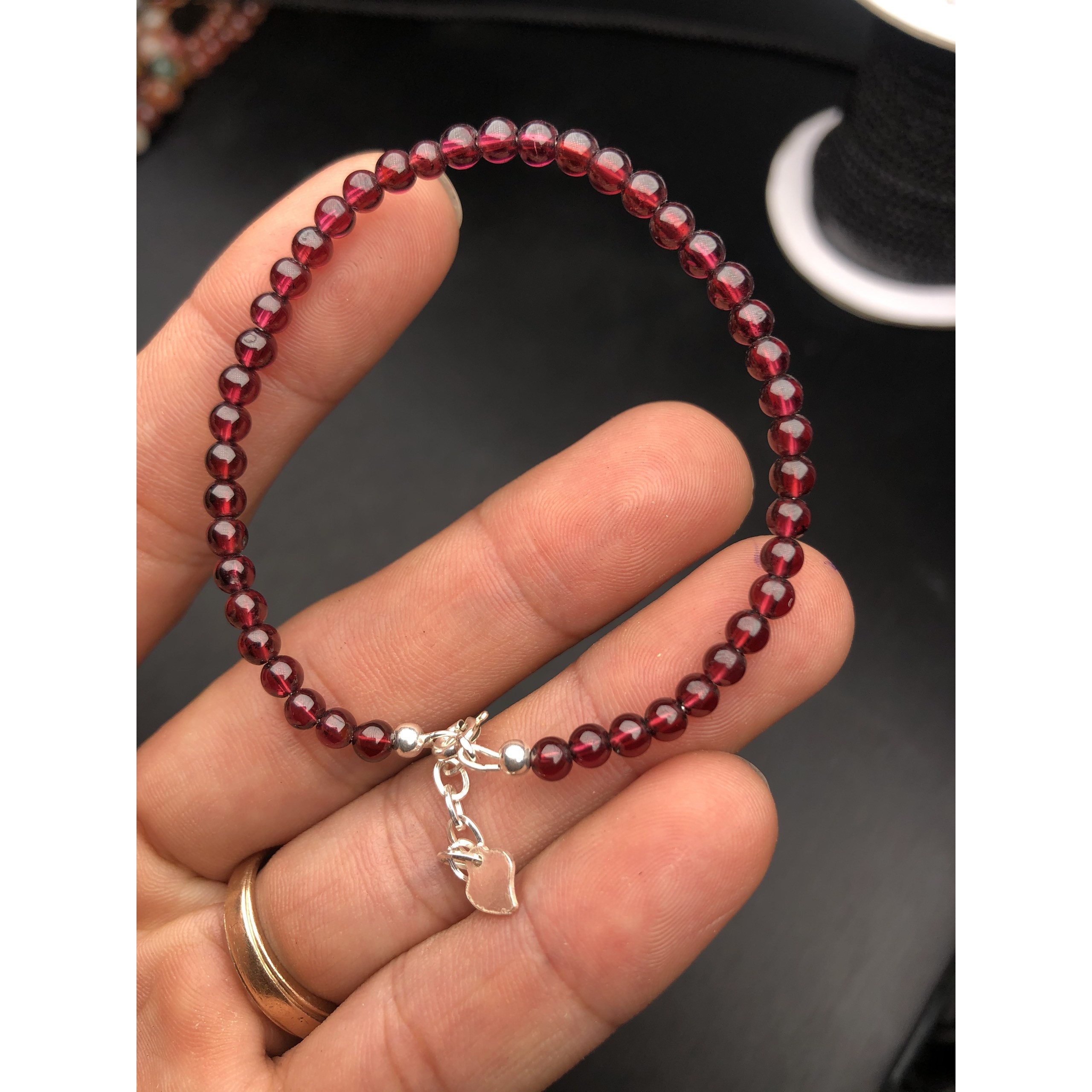 Vòng tay đá garnet 4mm lõi dây bạc siêu xinh