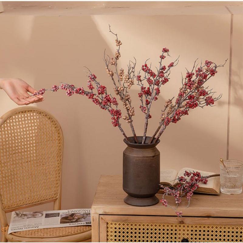 Cành trang trí mô phỏng cành quả mắt ngọc mang phong cách đơn giản nhưng hiện đại, trang nhã