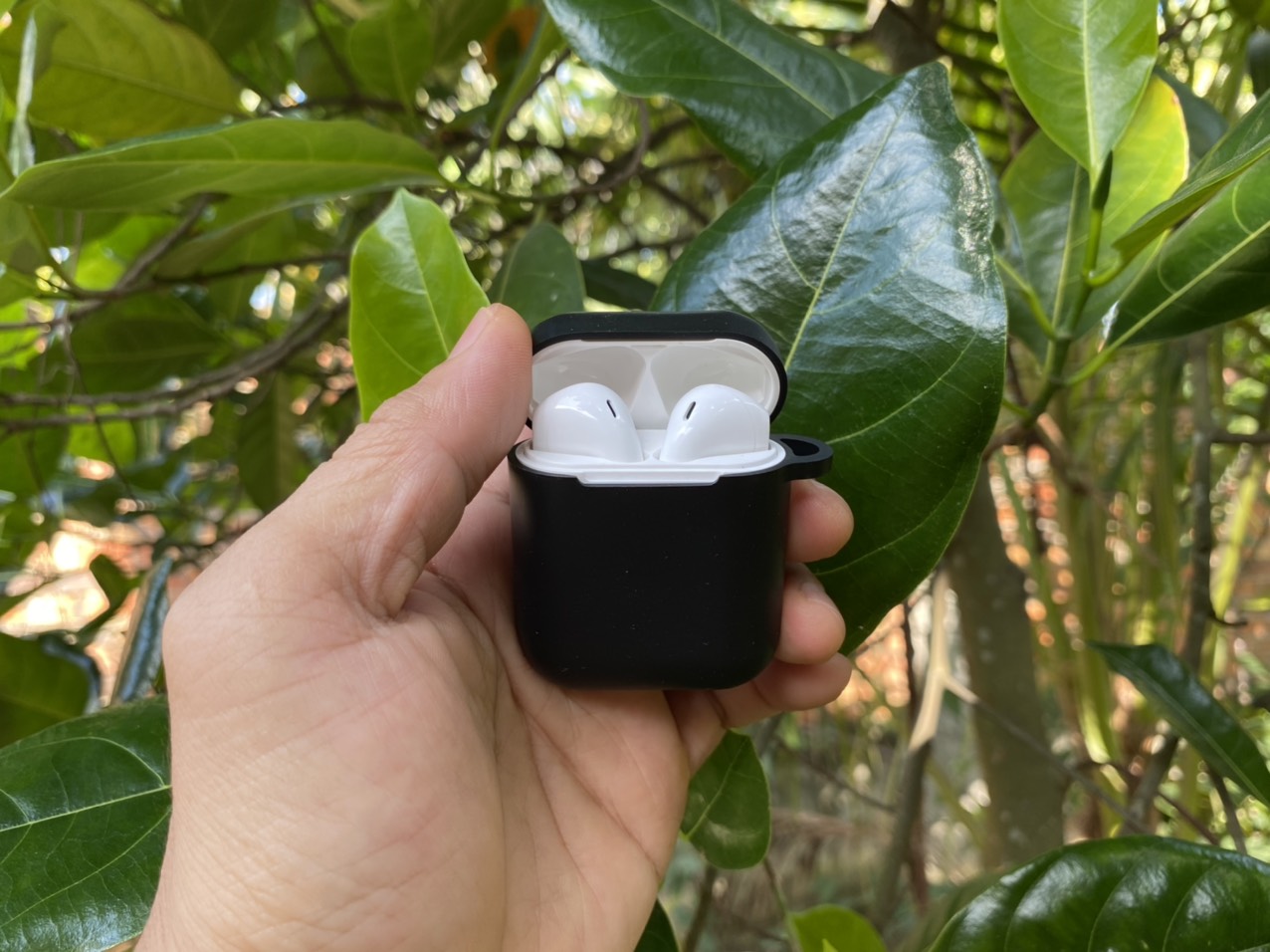 Vỏ đựng tai nghe - Bao đựng tai nghe - Túi đựng AirPods 1 & 2 silicone kèm móc JM AP02 - Hàng nhập khẩu - OPTAIS55B