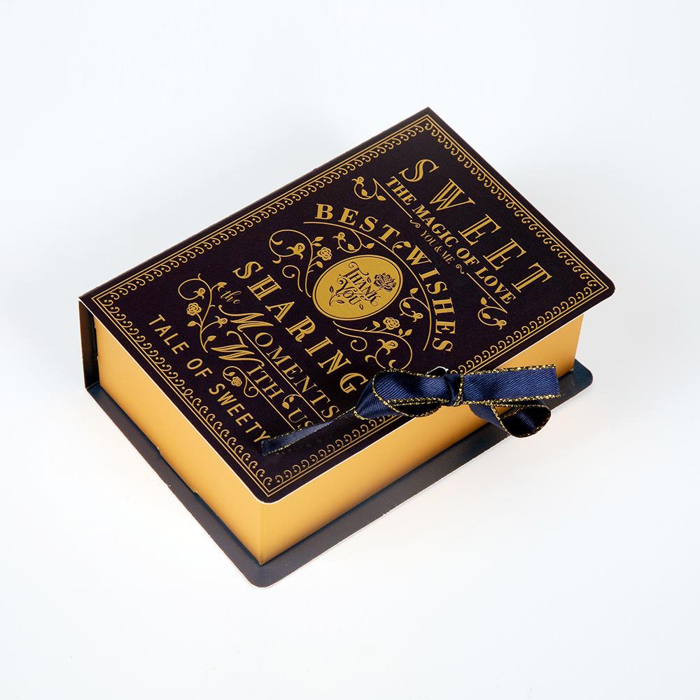 (Kích thước 8 * 4,5 * 12cm) - Hộp giấy đựng quà tặng gắn ruy băng hình cuốn sách cổ điển Q762