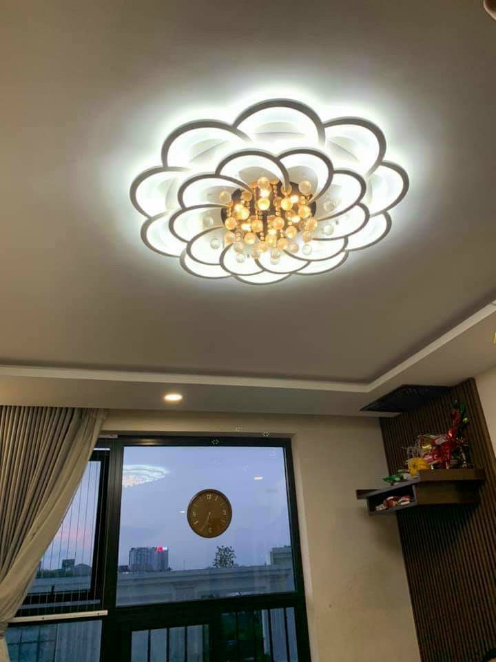 Đèn ốp trần, đèn led mâm ốp trần cánh hoa mai pha lê 3 chế độ ánh sáng, có điều khiển từ xa