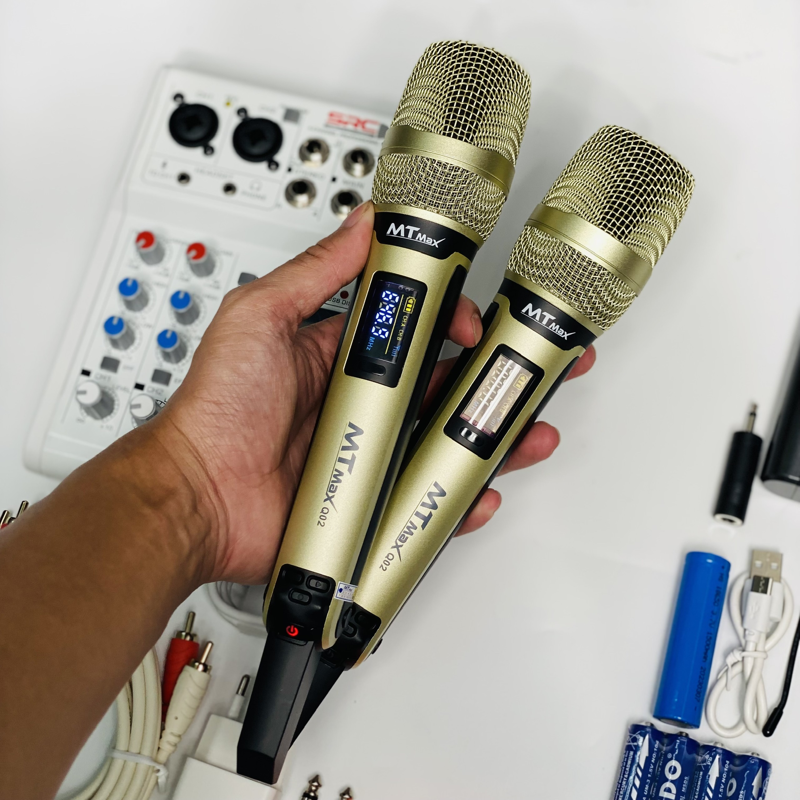 Combo Mixer Thu Âm Livestream Karaoke Mixer E4 và Micro Q02 Chính Hãng Giá Tốt -  Bảo Hành 12 Tháng Hàng Chính Hãng