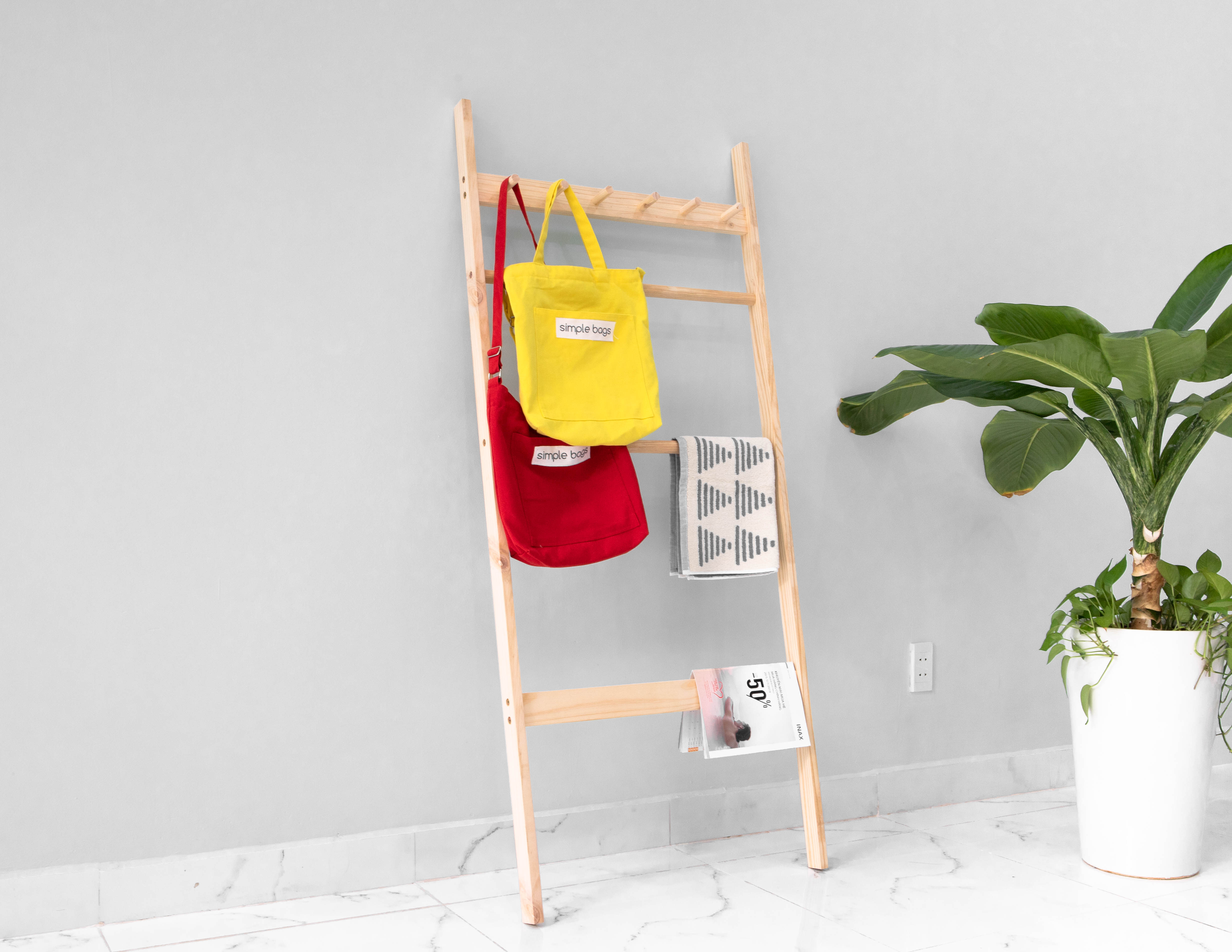 GIÁ TREO ĐỒ HÌNH THANG TRANG TRÍ, TREO ĐỒ HÀN QUỐC MÀU GỖ TỰ NHIÊN - C TOWEL LADDER NATURAL