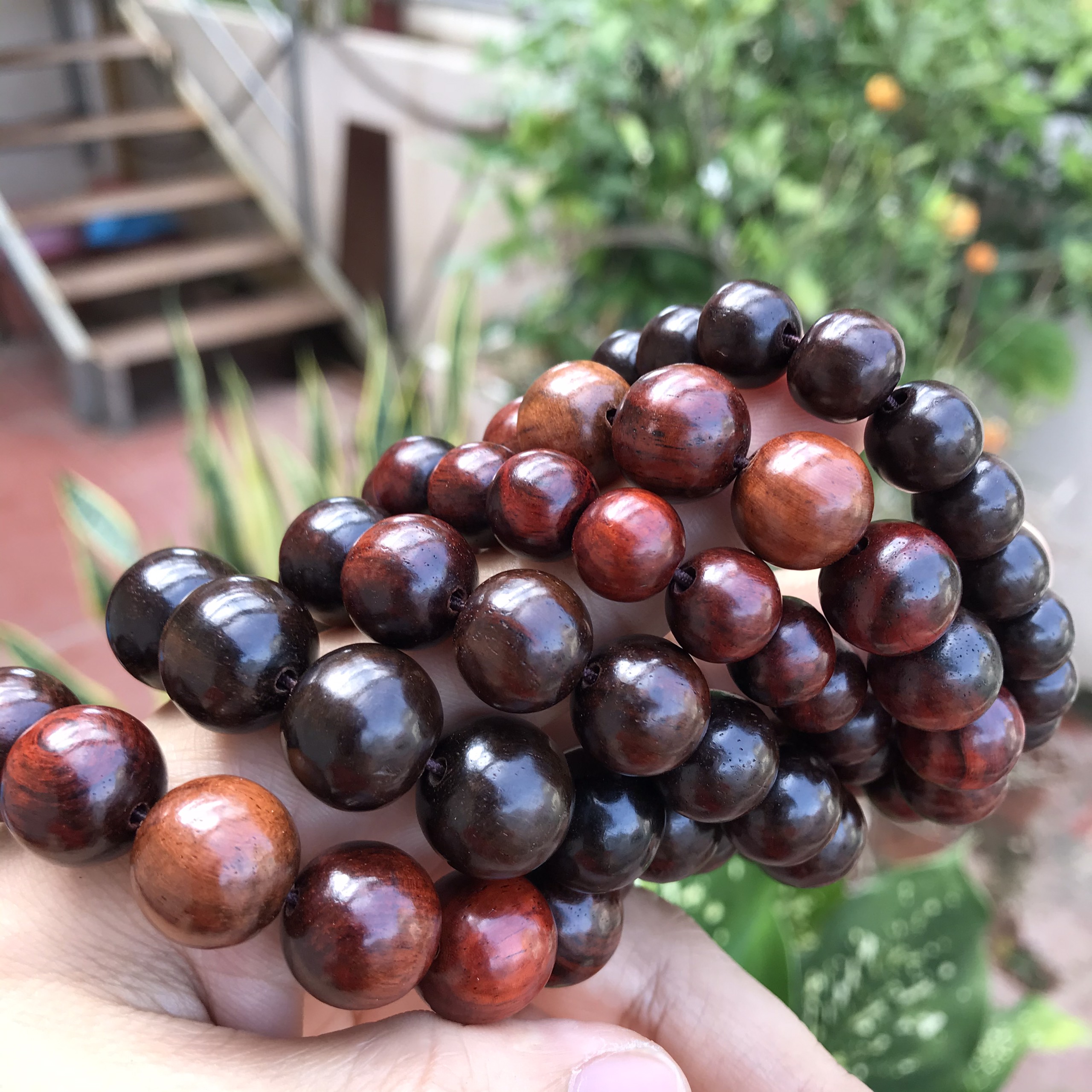 Vòng tay gỗ Trắc Đen / Đỏ màu tự nhiên (BH686) Phong Thủy - Tài Lộc - Bracelet of HAHANCO