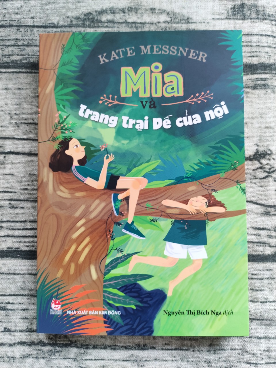 Mia Và Trang Trại Dế Của Nội