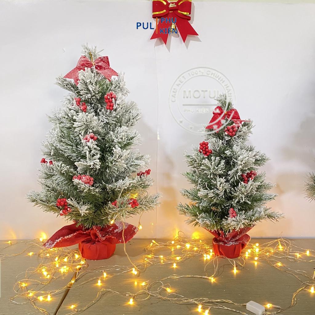 Cây thông noel phủ tuyết gắn trái đỏ mini để bàn trang trí giáng sinh