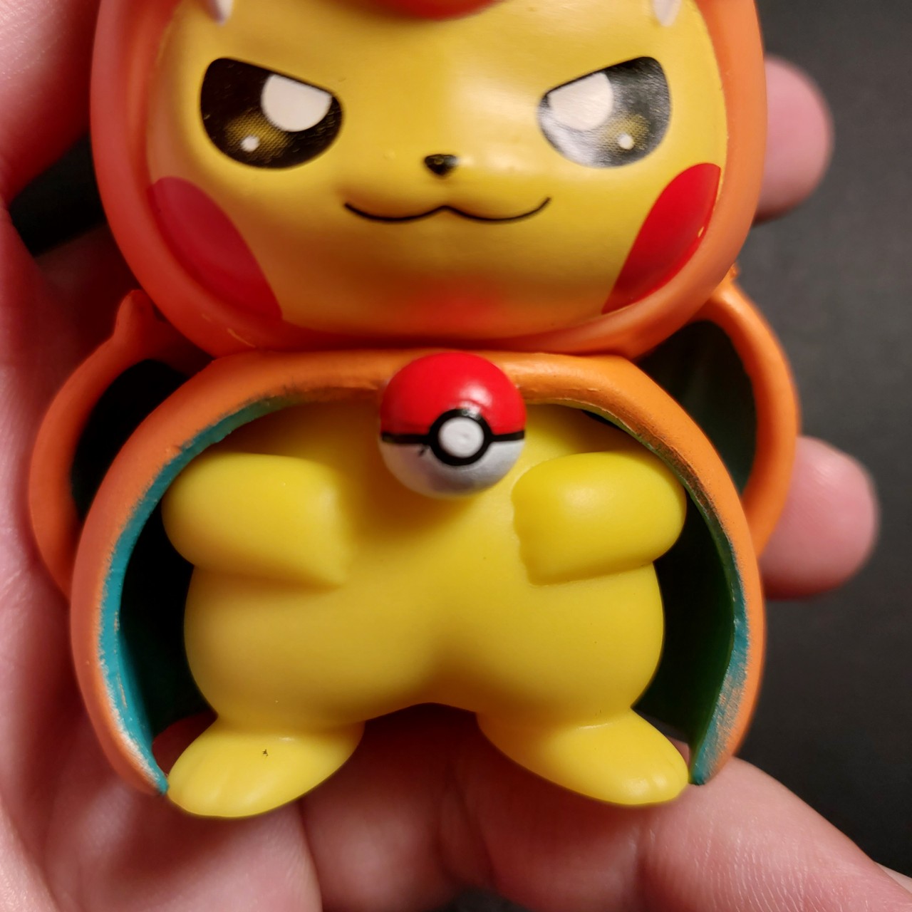 Mô hình Pokemon gapcha Chibi Pikachu khoát áo Charizard rồng lửa 2059 8-2