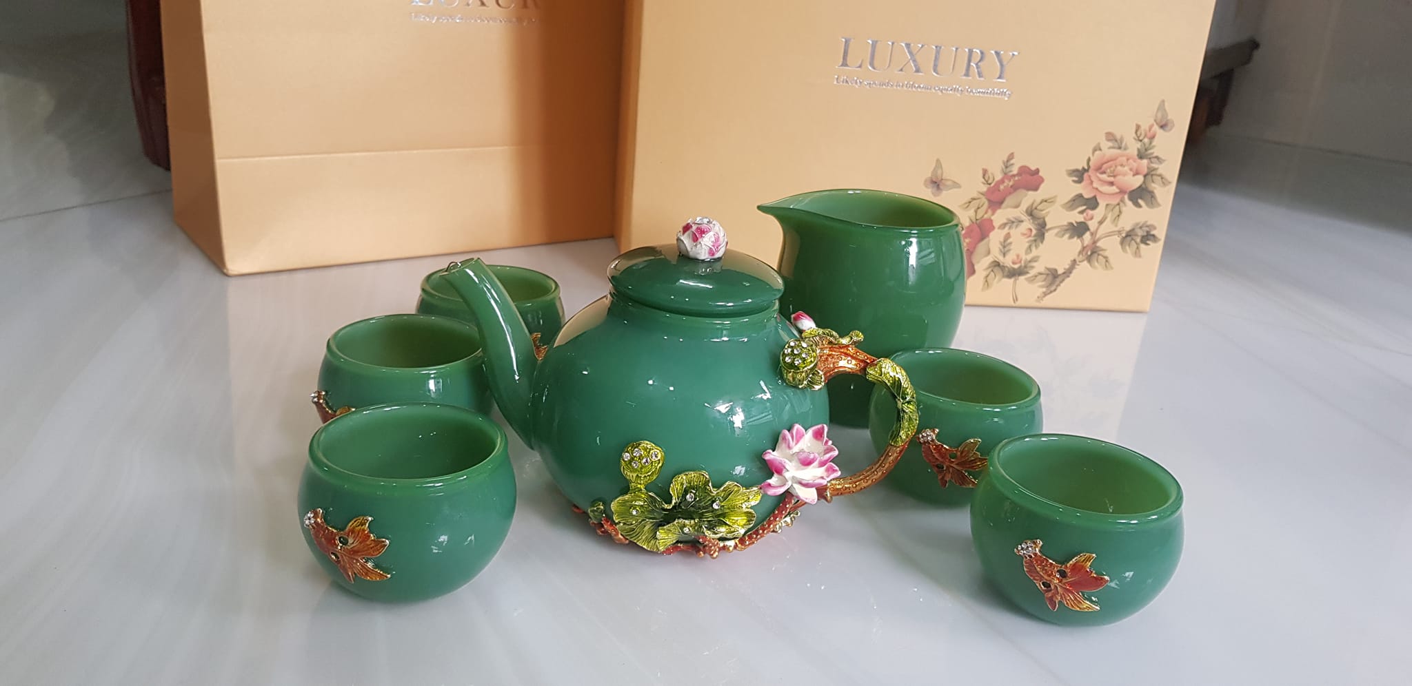 Bộ Bình Trà Chạm hoa kiểu rất đẹp đá mã não xanh ngọc tươi đậm đẹp anh chị để phòng khách, công ty, quà biếu tặng Sếp tặng tặng tân gia người thân ý nghĩa ạ