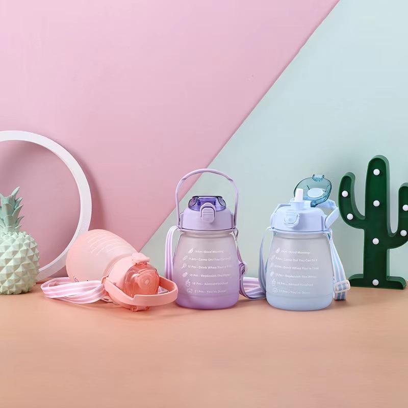 Bình Đựng Nước Dễ Thương Có Vạch Báo Giờ Uống Nước 1200ml Kèm Dây Đeo Và Sticker