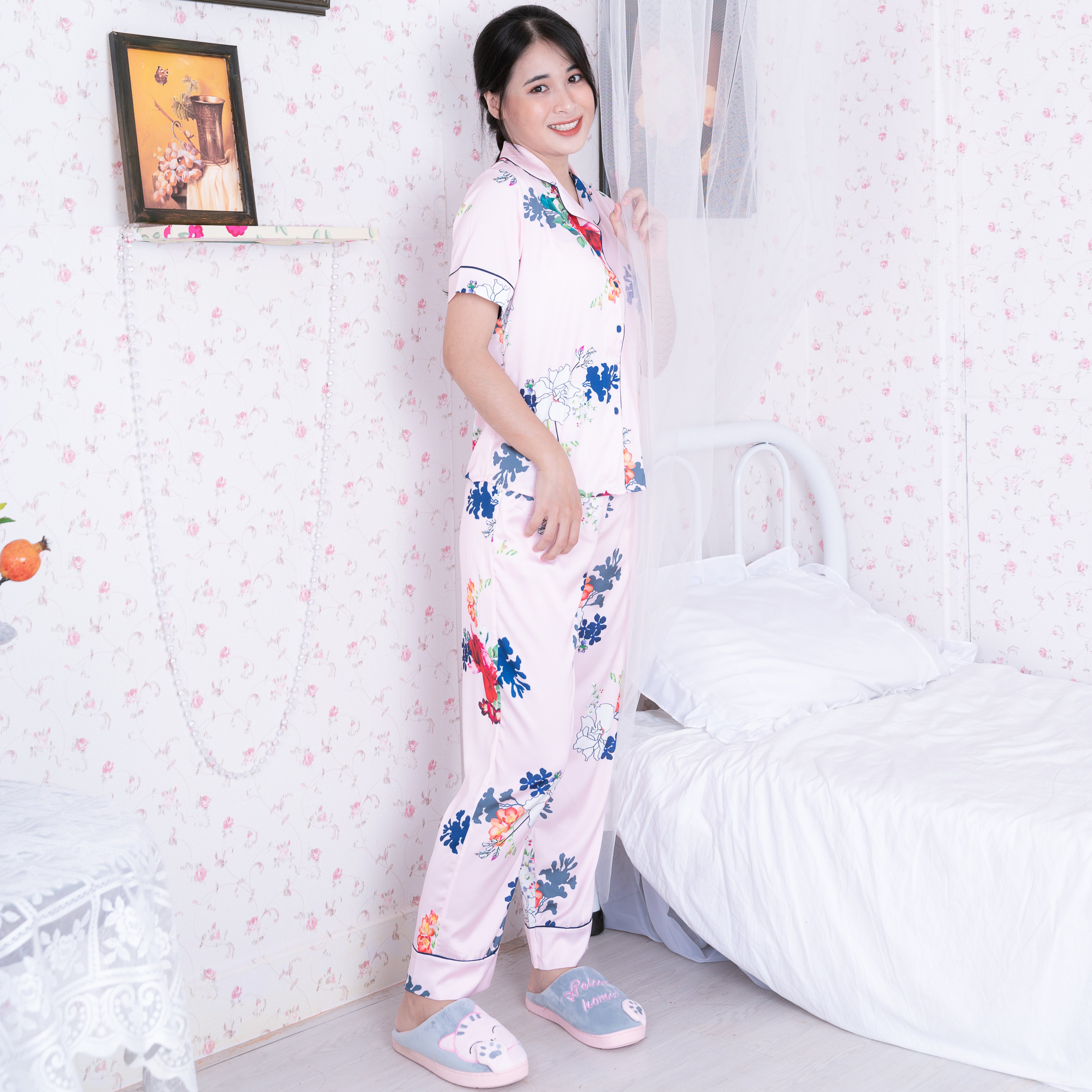 Bộ đồ Pijama nữ , đồ mặc nhà lụa VILADY - B114  kiểu quần dài tay cộc , họa tiết bông hoa dễ thương, chất liệu lụa Pháp cao cấp - Màu hồng phấn