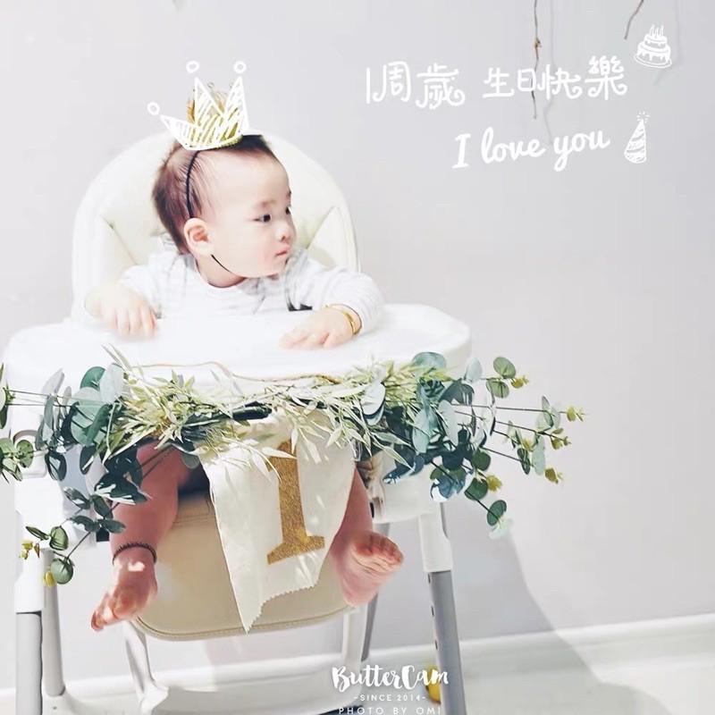 Treo ghế ngồi sinh nhật bằng vải và lá.