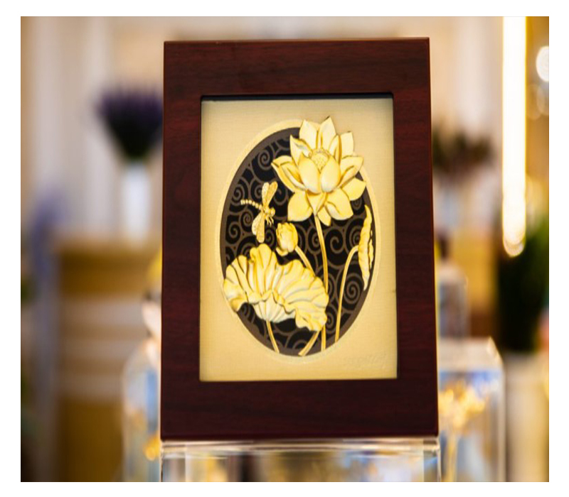 Hình ảnh Tranh hoa sen chuồn chuồn dát vàng 24k (20x20cm) MT Gold Art- Hàng chính hãng, tranh trang trí nhà cửa, quà tặng dành cho sếp, đối tác, khách hàng, sự kiện. 