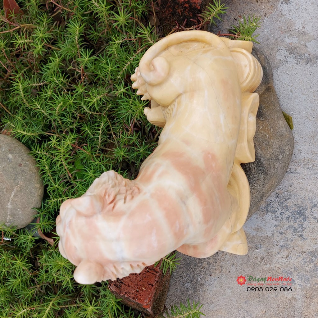 Tượng cọp nằm thỏi vàng 12 con giáp phong thủy đá cà rốt 20cm đá Non Nước