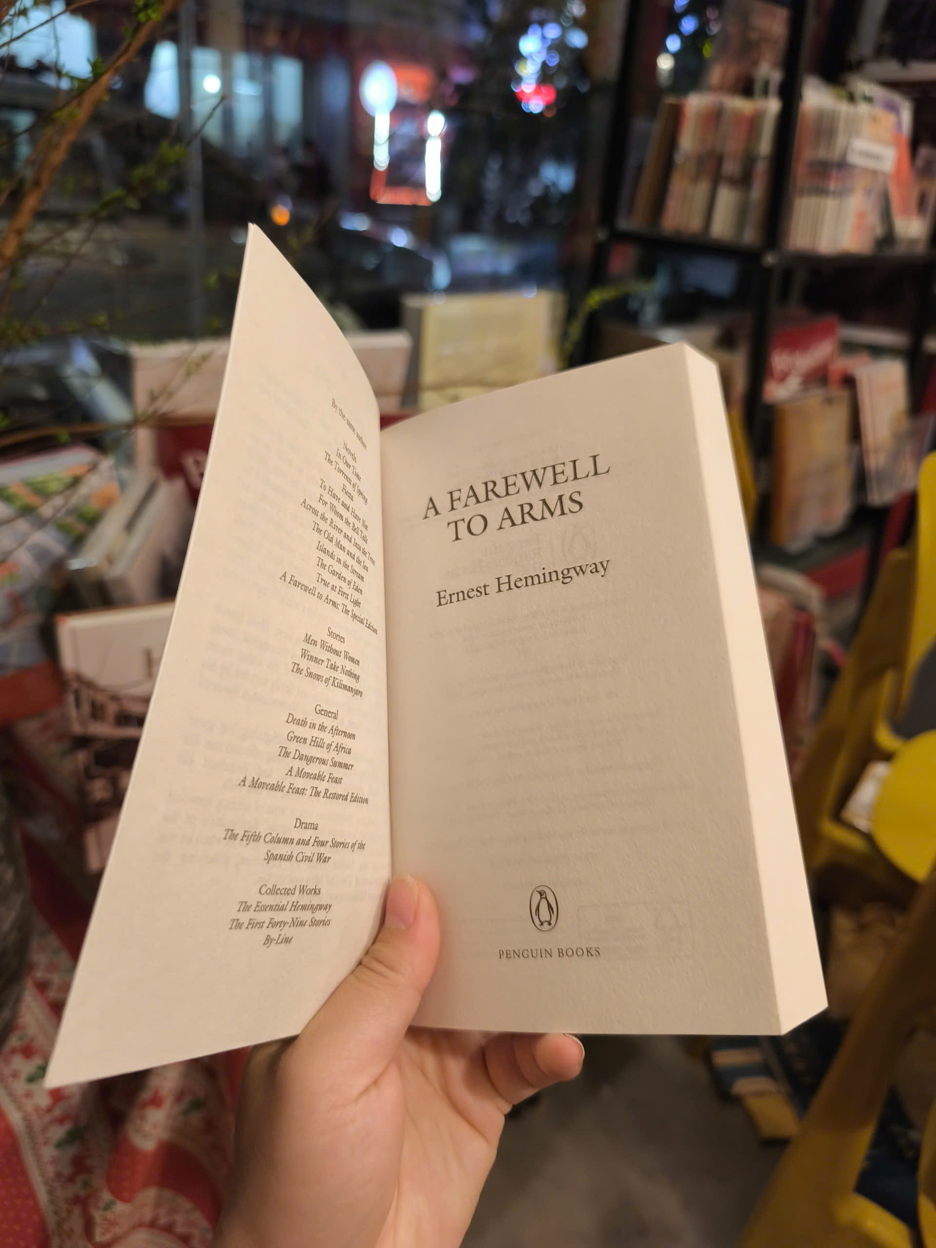 Sách - A Farewell To Arms by Ernest Hemingway - Classics| Fiction|  Historical Fiction