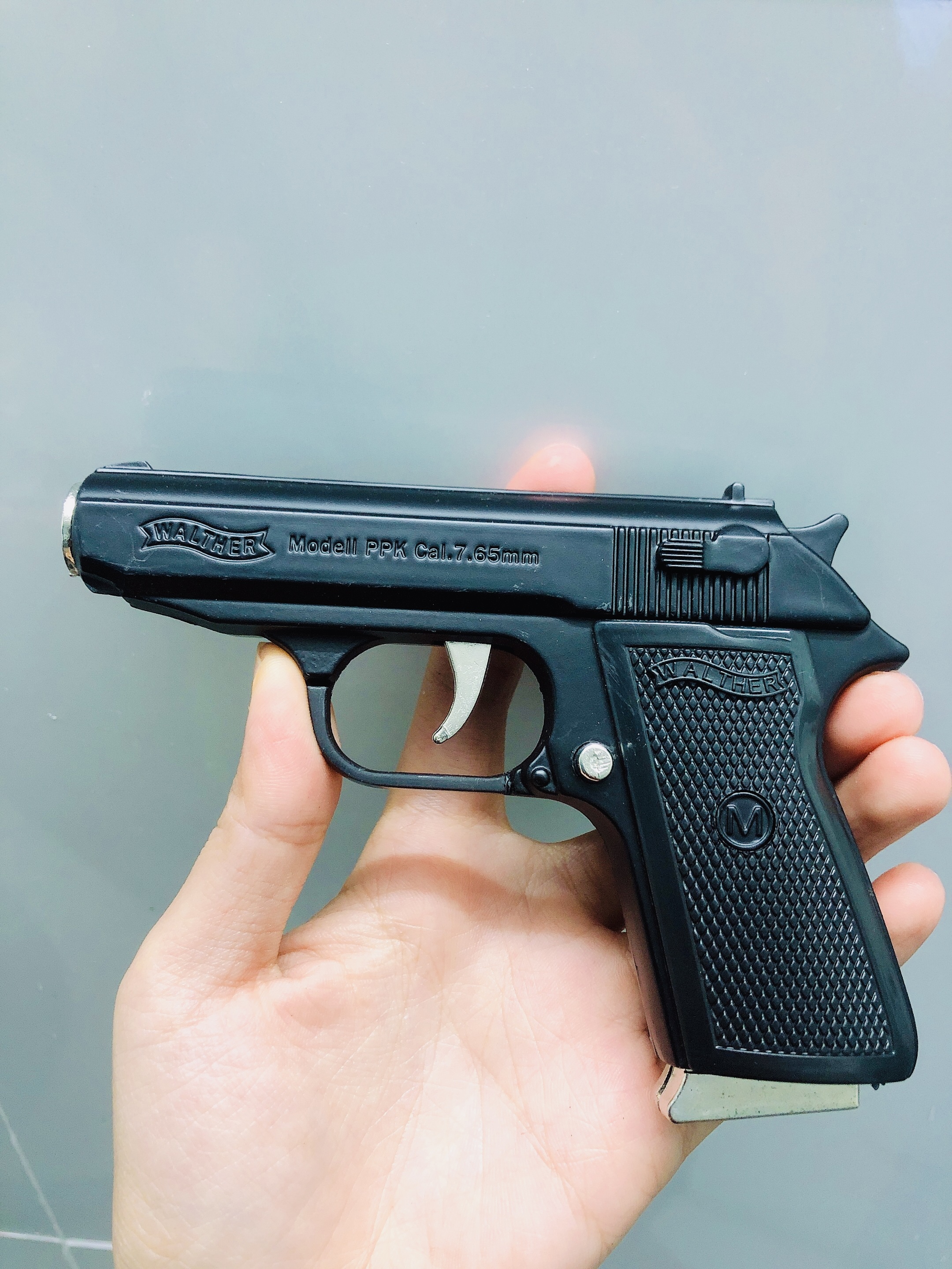 Hột quẹt bật lửa khè hình súng M9 3IN1 có bao da size 13cm - MÀU ĐEN