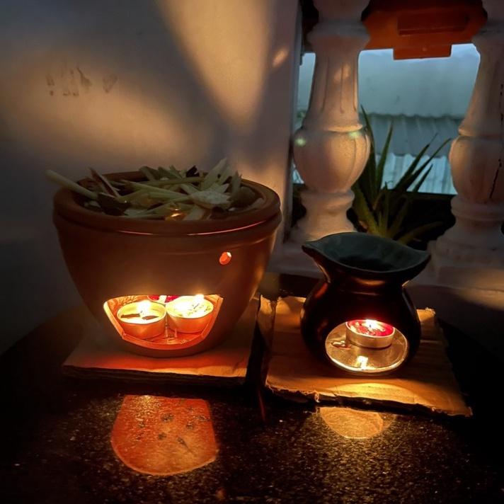 Bếp đốt xông bồ kếp xả chanh, giúp đuổi muỗi và thanh lọc không khí, ngăn ngừa dịch bệnh
