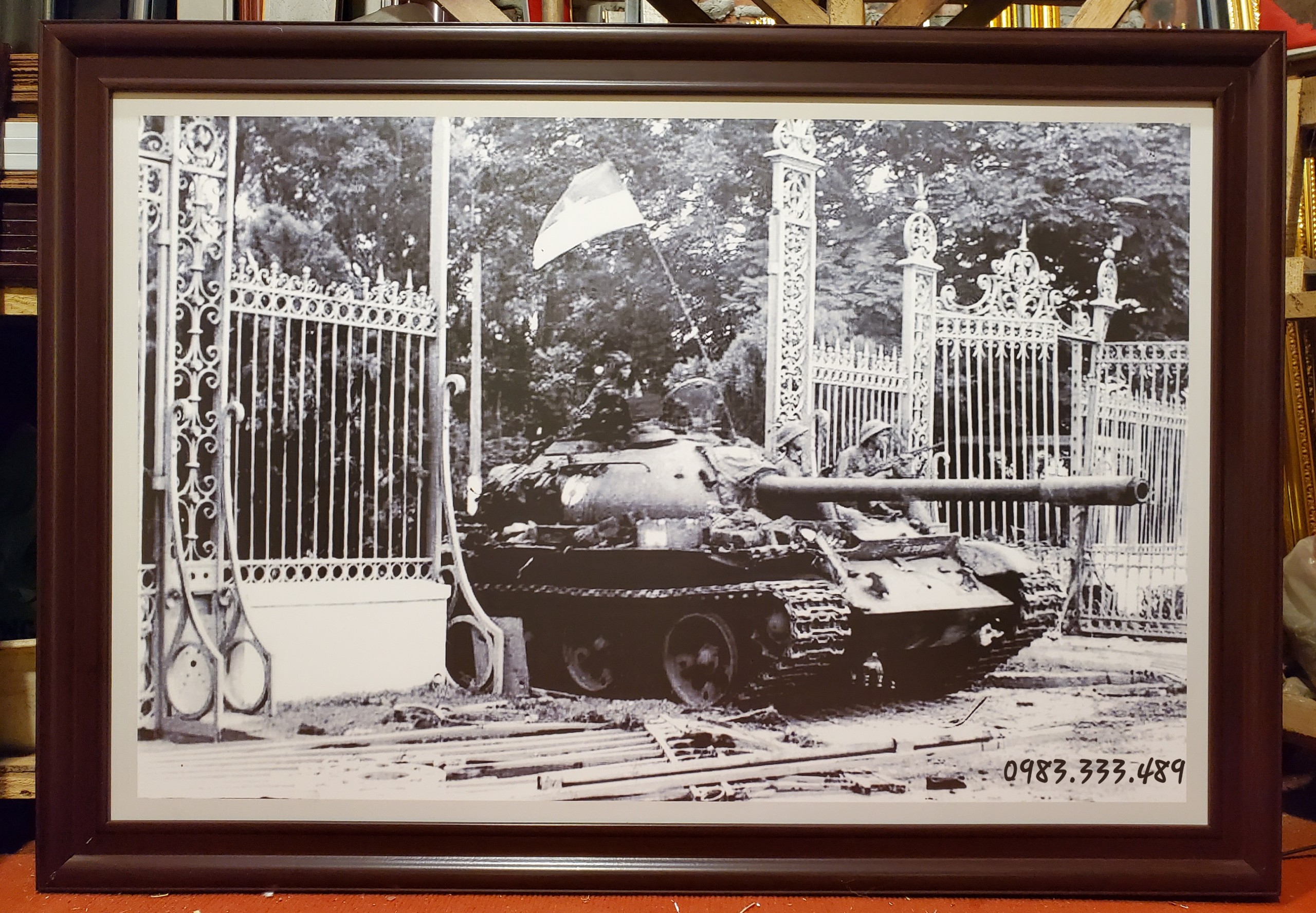 Ảnh gốc quân giải phóng dùng xe tăng húc đổ cổng dinh Độc Lập 30/04/1975