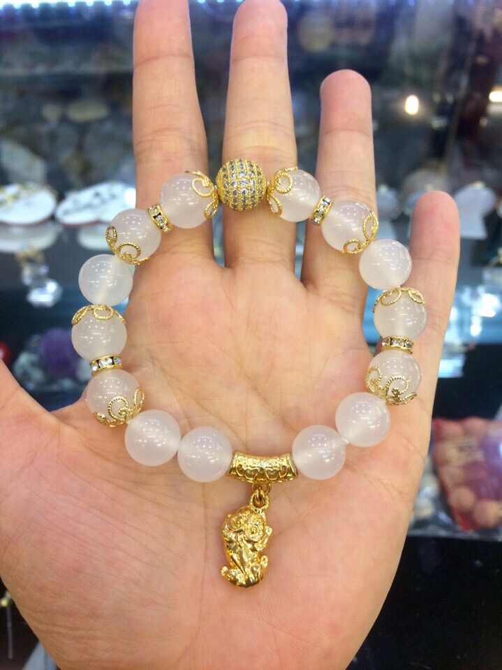 Vòng Tay Phong Thủy Đá Mã Não Trắng 10 Ly Mix Charm