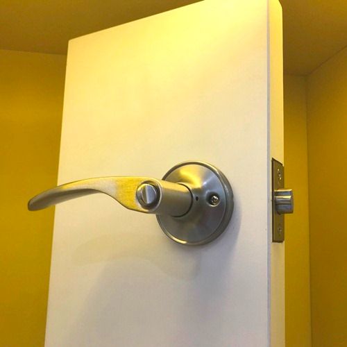 Khóa tròn tay gạt Yale VL8322 US15 cho cửa WC- loại khoá tay gạt cao cấp