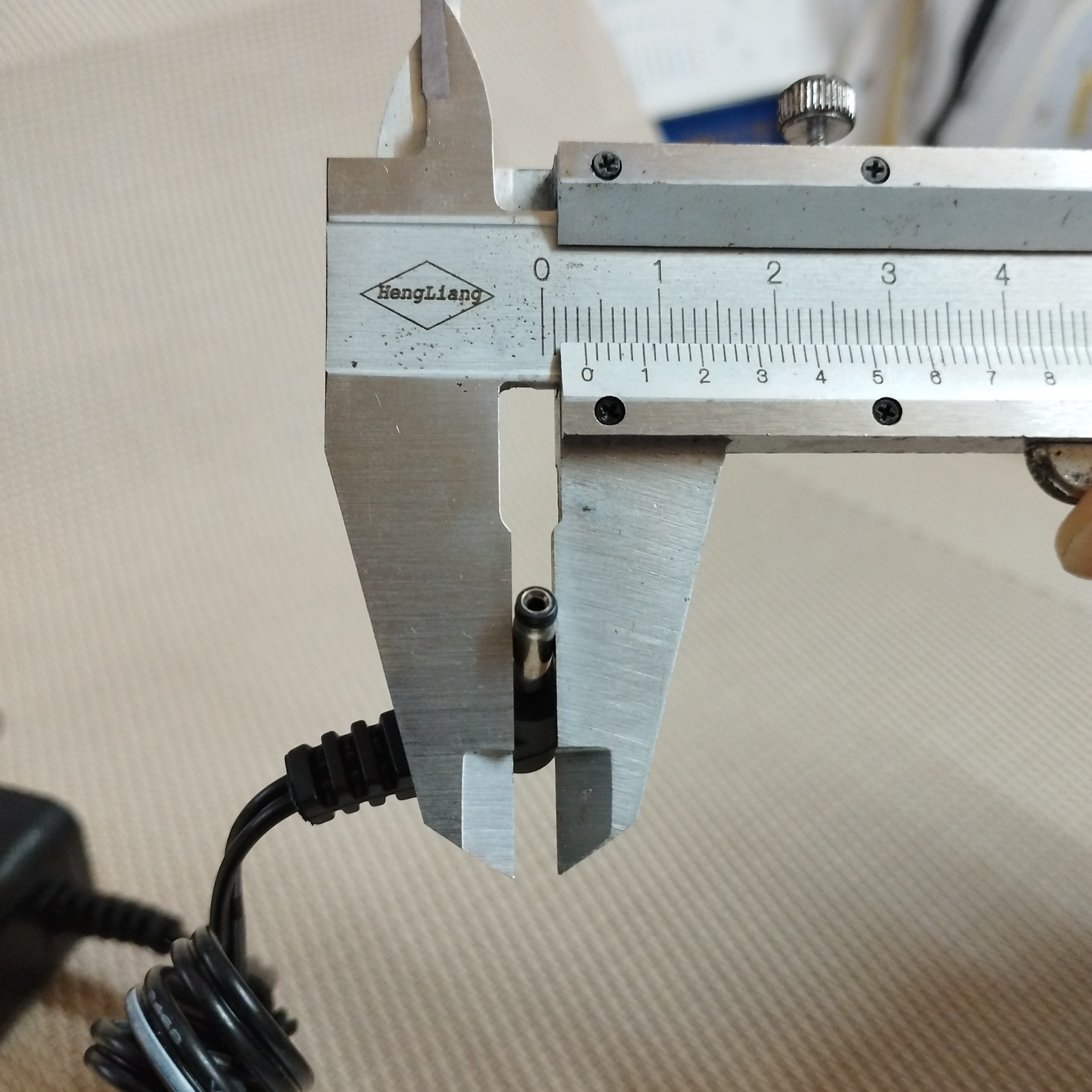 Củ sạc pin 4.8V chân tròn đường kính 3.5mm