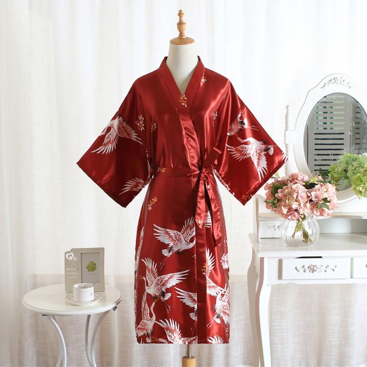 Áo choàng ngủ lụa satin với form dài họa tiết hình hạt sang trọng