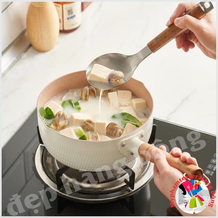 Chảo, Nồi Sâu Lòng Chống Dính 18cm Chiên Xào Nấu Quánh Sâu Lòng Tay Cầm Gỗ Màu Pastel Tiện Lợi