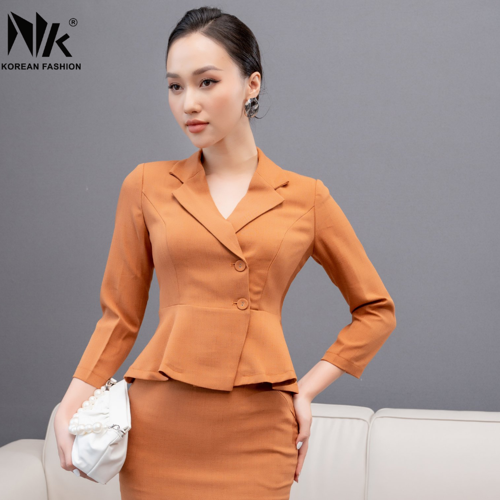 Set Áo Ký Giả Nữ NK Fashion Vải Nhập Khẩu Hàn Cao Cấp Mềm Mịn, Không Nhăn, Dáng Peplum Tay Lửng Trẻ Trung, Tôn Dáng, Thiết Kế Cúc Lệch Hiện Đại, Chân Váy 2 Lớp Có Túi Đa Năng NKBD2109019