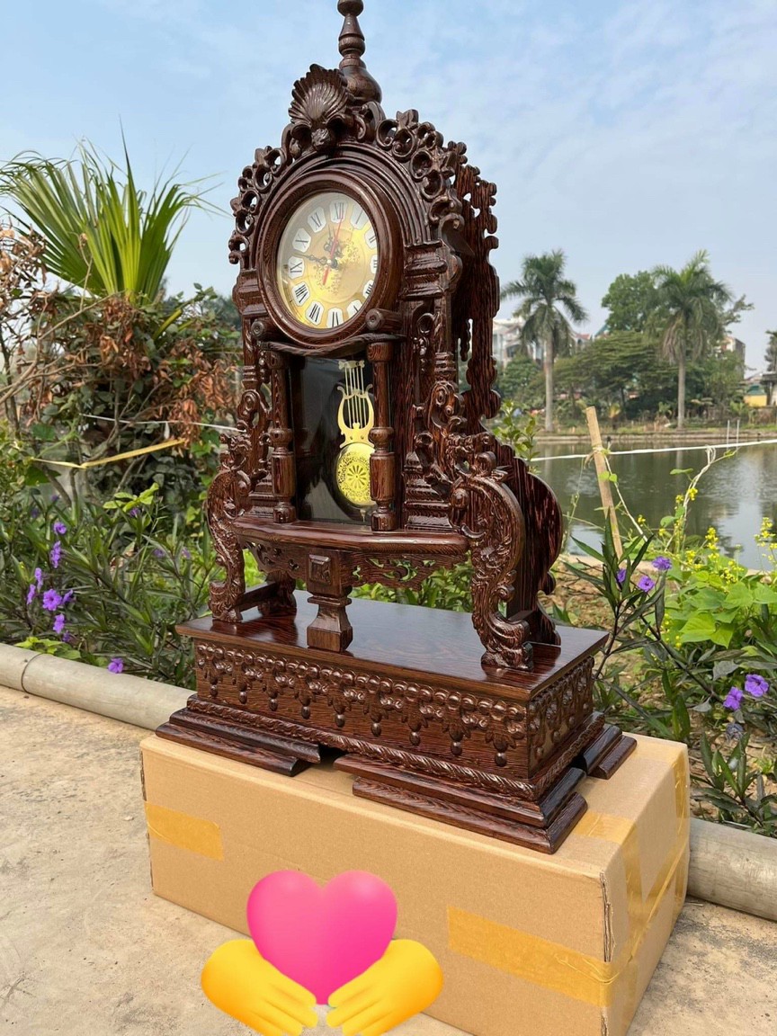 Đồng hồ quả lắc để bàn tân cổ điển bằng gỗ mun đuôi công kt cao 70×45×15cm + chân đế cao 15×52×29cm