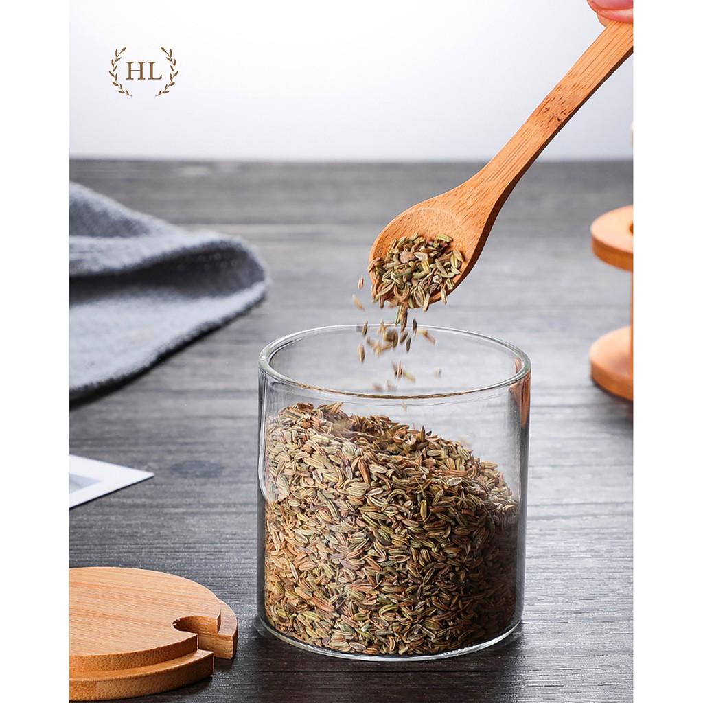 HŨ THỦY TINH CAO CẤP ĐỰNG GIA VỊ KÈM KHAY VÀ THÌA GỖ