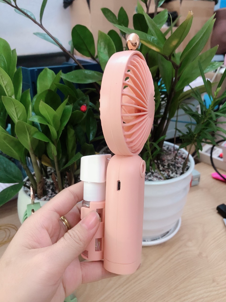 Quạt Phun Sương Mini Cầm Tay Hình Thú Đáng Yêu Sạc Usb