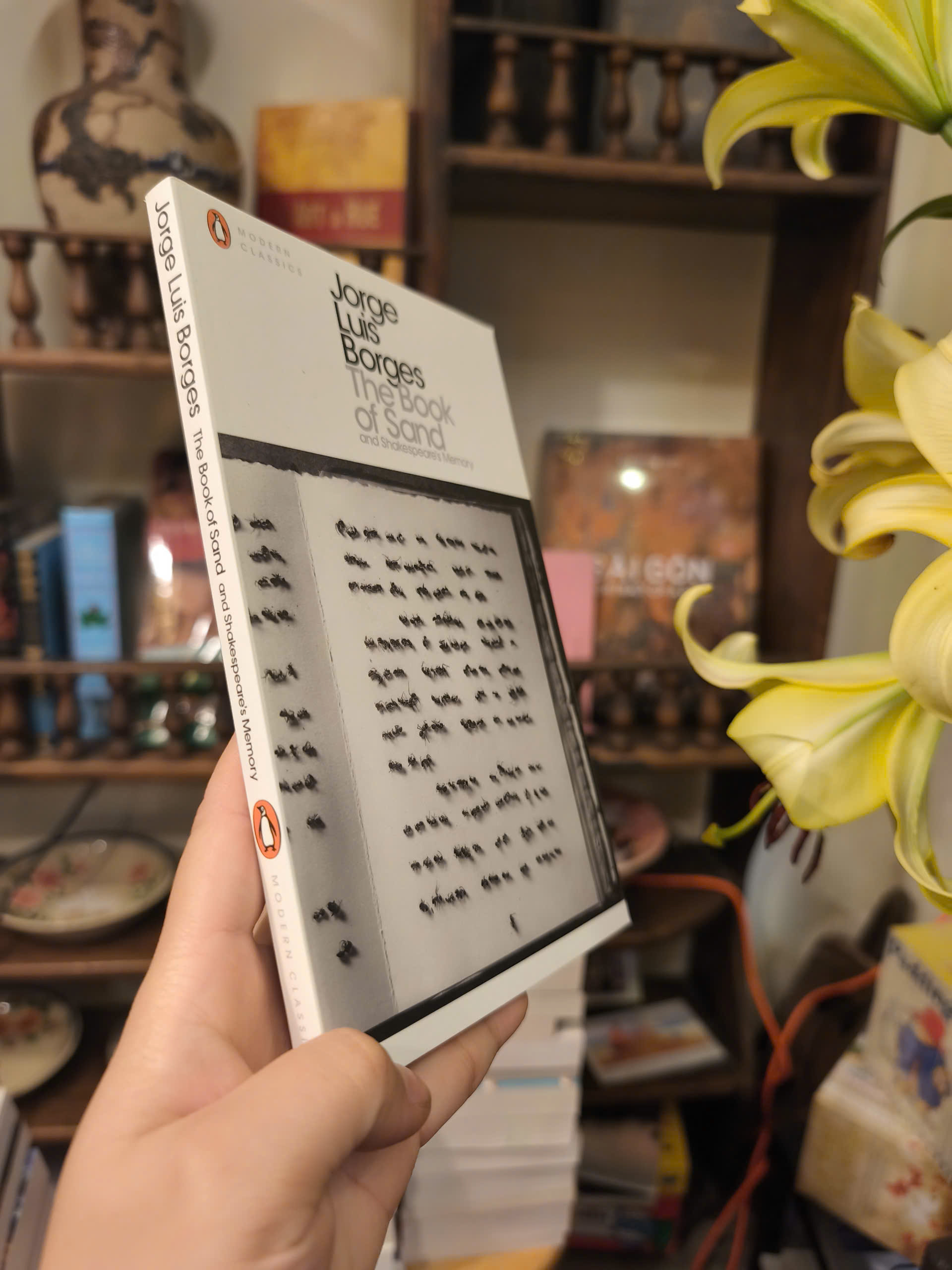 Sách - The Book of Sand &amp; Shakespeare's Memory by Jorge Luis Borges | Short Stories / Ngoại văn