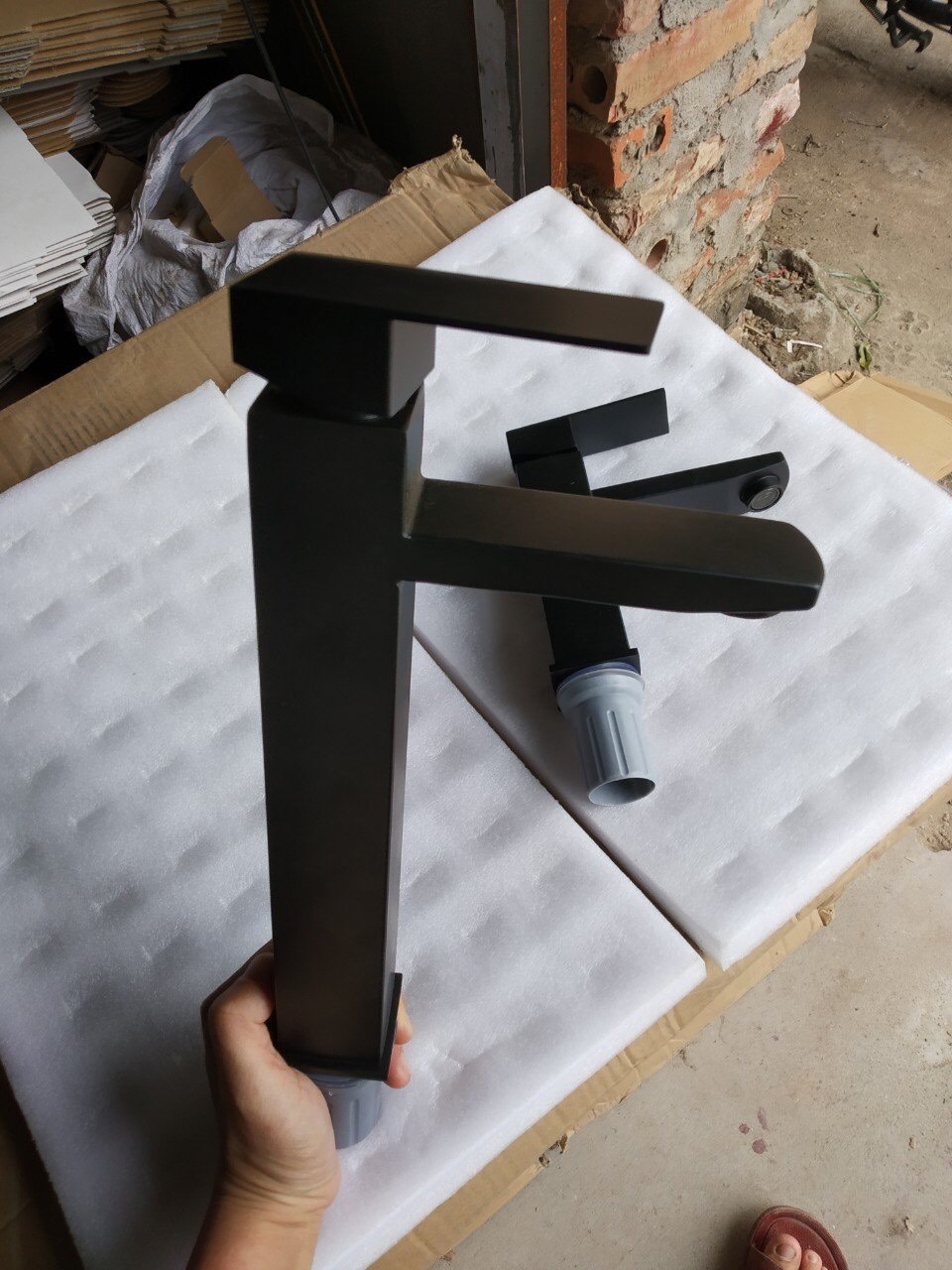 VÒI RỬA MẶT NANO ĐEN CAO 30CM HÌNH VUÔNG NÓNG LẠNH CAO CẤP