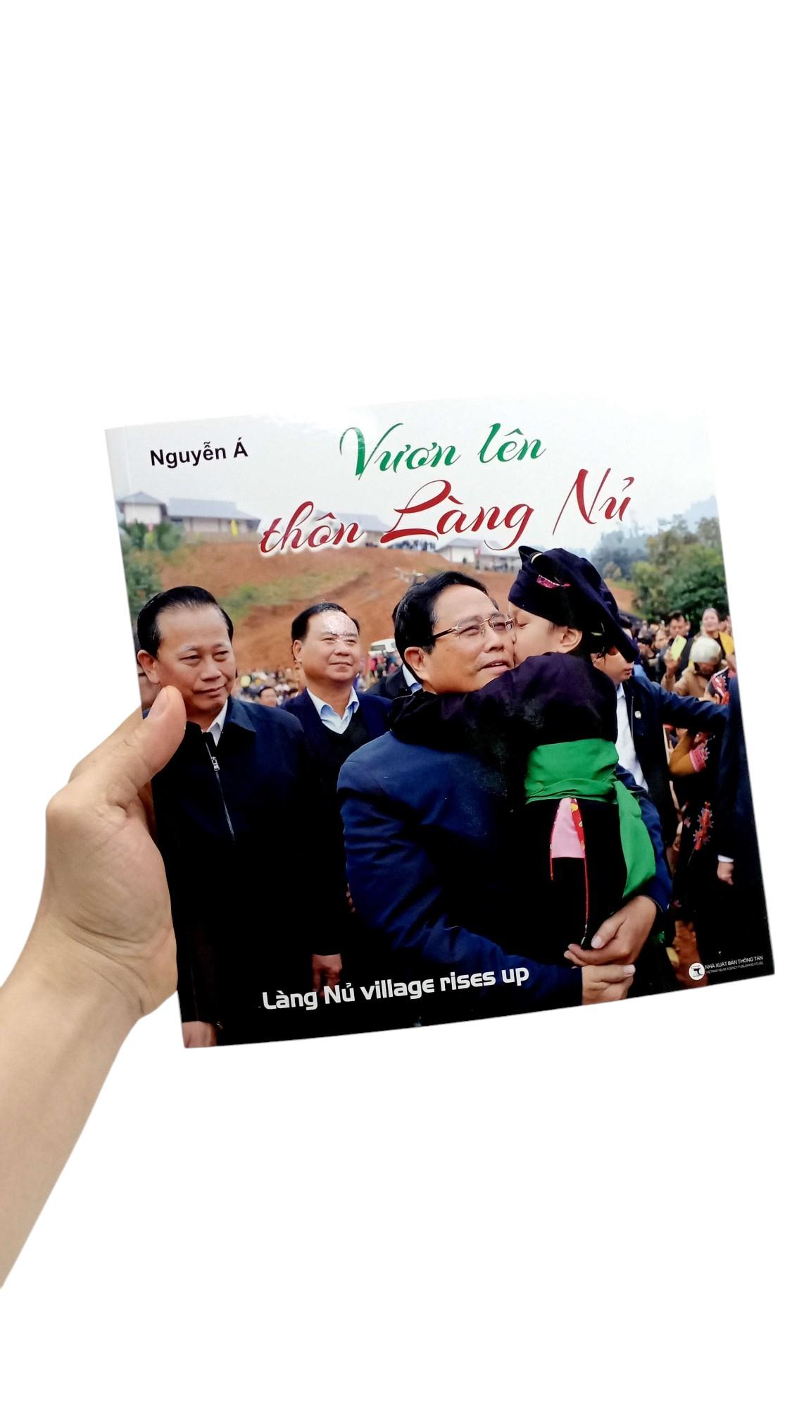 Sách - Vươn Lên Thôn Làng Nủ - Lang Nu Village Rises Up