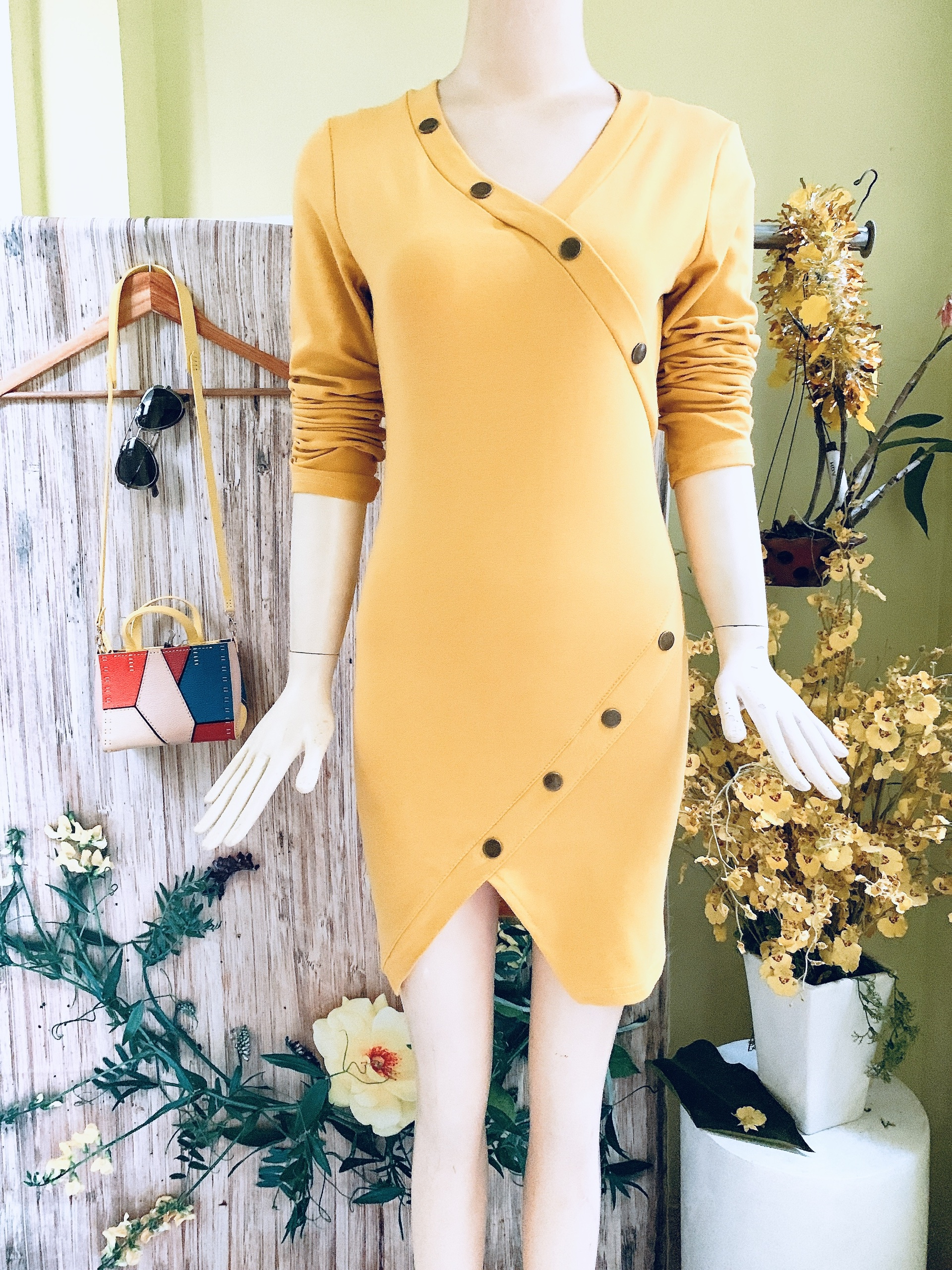 Đầm thun body cổ V đính nút ziczac quyến rũ
