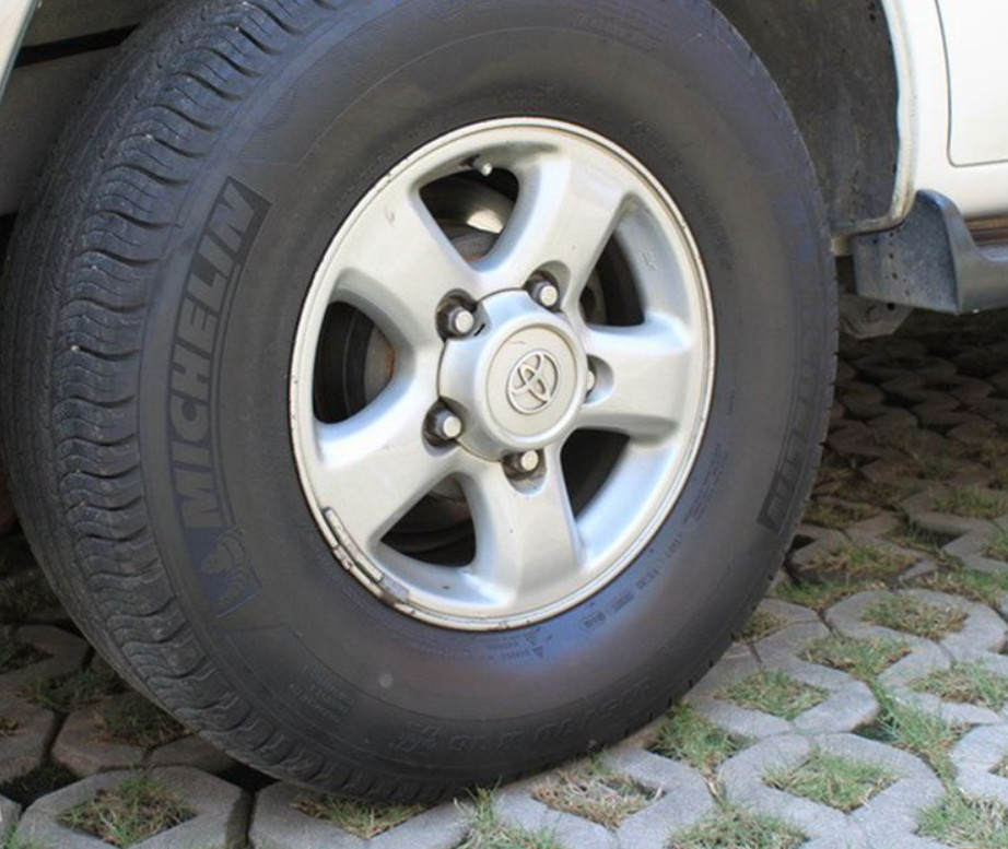 Logo chụp mâm, ốp lazang bánh sau xe ô tô dùng cho Toyota Land Cruiser 1998-2002