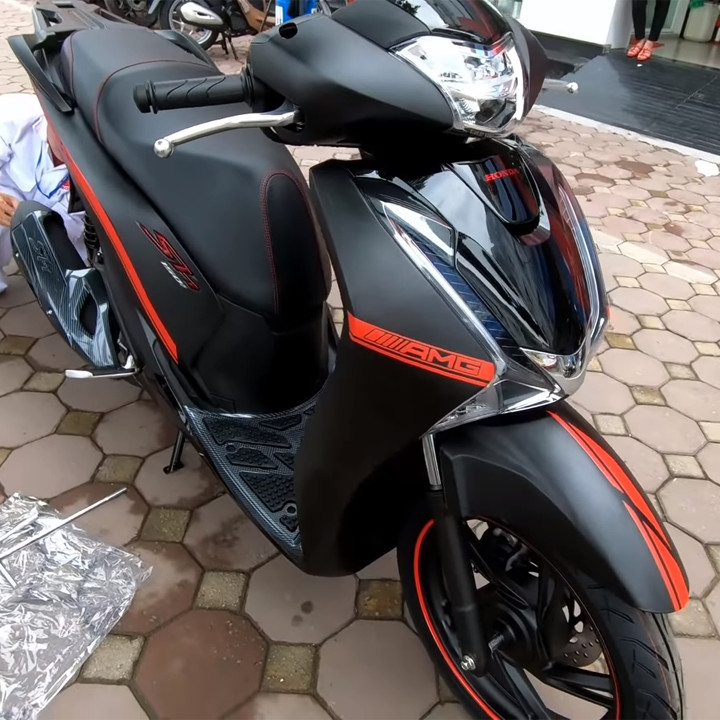 Tem chỉ  AMG ĐỎ - ĐEN dán cho xe máy honda SH - TB413