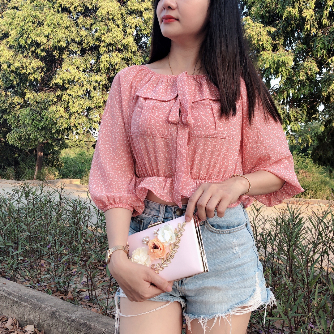 Ví dự tiệc cưới, kiểu ví họa tiết hoa lá, thường thấy ở tiệc cưới, sự kiện, có nút gài kim loại, hàng hiệu, sang trọng, đẳng cấp