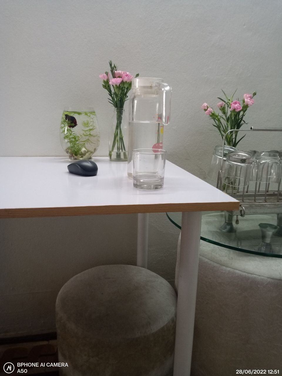 4 chân bàn sắt trắng , cao 72cm .phù hợp cho mọi loại bàn gỗ , đi kèm 16 ốc vít